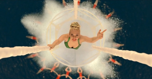 Scarlett Johansson en Ave, César! donde es una estrella de nado sincronizado. Abajo las figuras geométricas del ballet.